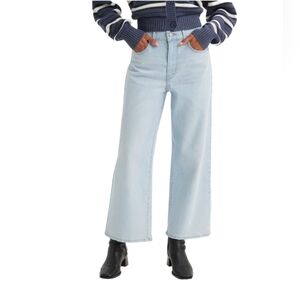 Levi's Women's High-Rise Wide Leg Jeans. Size 28